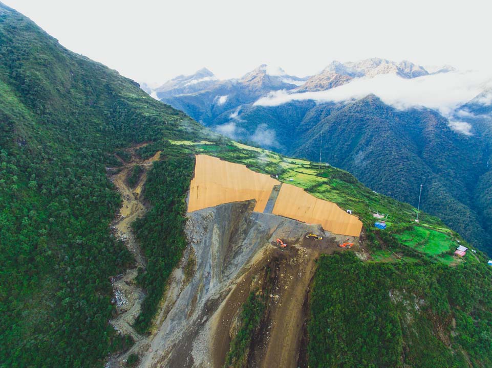 REHABILITACION EN EL TRAMO II CARRETERA INTEROCEANICA SUR PERU BRASIL, KM 125, REGION CUSCO 